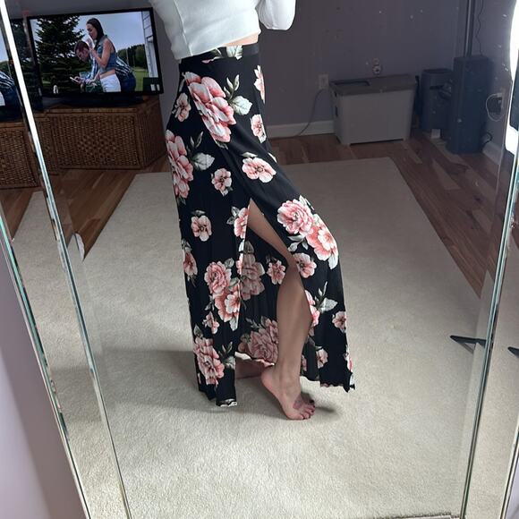 Forever 21: Black Bold Floral Maxi Dress - Picture 2 of 5
